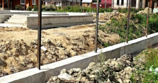 Фундамент под забор заказать в Новодвинске -  заливка фундамента для забора | от 1556 за п.м.